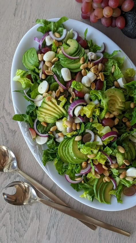 Sommer Salat M. Druer, Avocado, Mozzarella & Peanuts - FoodComa Hygge Food, Sommer Mad, Dinner Is Served, Dinner Time, Mozzarella, Food Inspiration, Meal Prep, Avocado, Dinner Recipes