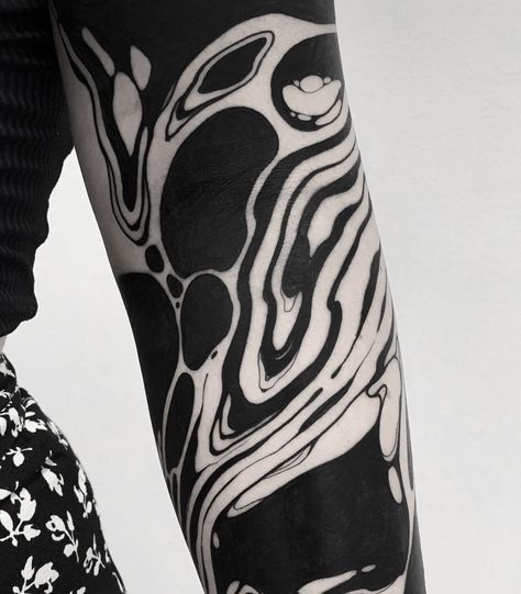 6,035 Likes, 100 Comments - Oscar Hove (@oscarhove) on Instagram: “SUMINAGASHI #suminagashi #barcelonatattoo #blackworktattoo #blackstyle #irezumi” Cover Up Tattoos Upper Arm, Abstract Arm Sleeve Tattoo, Oil Slick Tattoo, Abstract Neck Tattoo, Tattoo Background Filler Shading, Drip Tattoo, Tatuaje Cover Up, Tattoo Pierna, Mini Tats