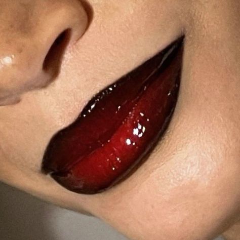 Vampire Fangs Makeup, Vampy Makeup Aesthetic, Vampire Make Up Look, Sharp Makeup Looks, Vampire Lips Aesthetic, Vampire Lips Makeup, Black And Red Lip Combo, Vampire Lipstick, Maneater Makeup