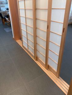 Shoji Doors Diy, Japanese Screen Doors, Japanese Sliding Doors Shoji Screen, Shoji Screen Diy, Japanese Screen Wall, Room Screen Ideas, Japanese Door Design, Fusuma Doors, Shoji Screen Doors