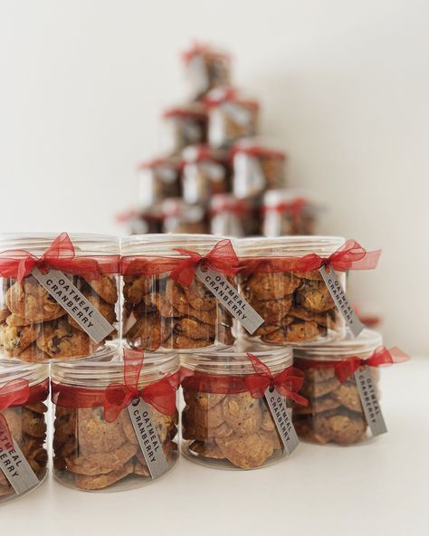 Cookies Doorgift Ideas, Cookies In Jar Packaging, Mini Cookie Packaging, Cookies Packaging Ideas In A Jar, Packaging Cookies To Sell, Mini Hampers Ideas, Gourmet Cookies Packaging, Mini Cookies Packaging, Cookies Doorgift