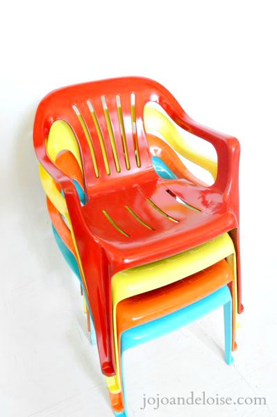 Hometalk :: Bring New Life to Your Old Plastic Chairs, With Krylon Spray Paint Spray Painting Plastic, Painting Plastic Chairs, Backyard Chairs, Plastic Patio Chairs, Spray Paint Plastic, Krylon Spray Paint, Garden Chairs Metal, Patio Furniture Makeover, Chalk Paint Makeover