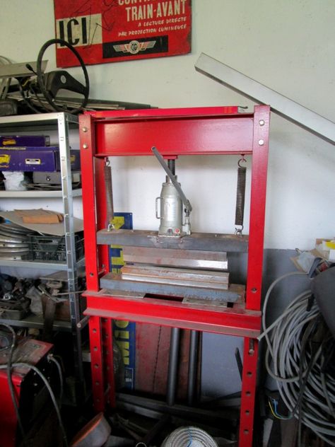 Presse-plieuse... Pliage Tole, Metal Bender, Metal Bending, Homemade Tools, Welding Projects, Sheet Metal, Diy And Crafts, Garage, Tools