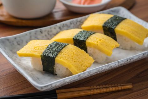 Tamago Sushi Recipe, Tamago Nigiri, Tamago Sushi, Cooking Techniques Basic, Egg Sushi, Sushi Guide, Japanese Egg, Breakfast Cocktails, Sushi Japanese