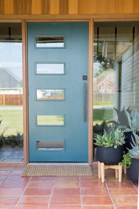 Midcentury modern front porch decor - mod plant stand - Fixer Upper Exterior Front Door Colors, Mid Century Modern Exterior, Mid Century Exterior, Blue Front Door, Modern Exterior Doors, Modern Front Door, Primitive Homes, Front Door Ideas, Exterior Front Doors