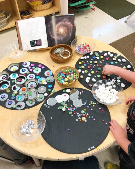 Loose Parts have endless possibilities and allow children to create without any predetermined outcome. Space Preschool, Loose Parts Play, Space Unit, Space Activities, Inquiry Based Learning, Box Creative, Reggio Inspired, Invitation To Play, Loose Parts