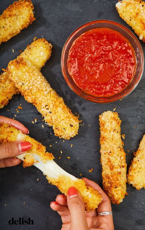 Mozzarella Sticks Photography, Veg Starters, Air Fryer Foods, Superbowl Appetizers, Mozzarella Recipes, Marinara Sauce Homemade, Air Fryer Oven Recipes, Homemade Marinara, Mozzarella Sticks