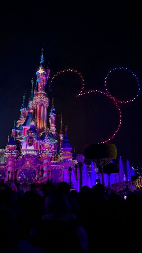 Disney castle at night. Paris Aesthetic Disneyland, Disneyland Castle Aesthetic, Disneyland Paris Wallpaper, Disney Paris Aesthetic, Disney Castle Aesthetic, Disney Asthetics Photos, Disneyland Night, Disneyland Paris Photography, France Disneyland