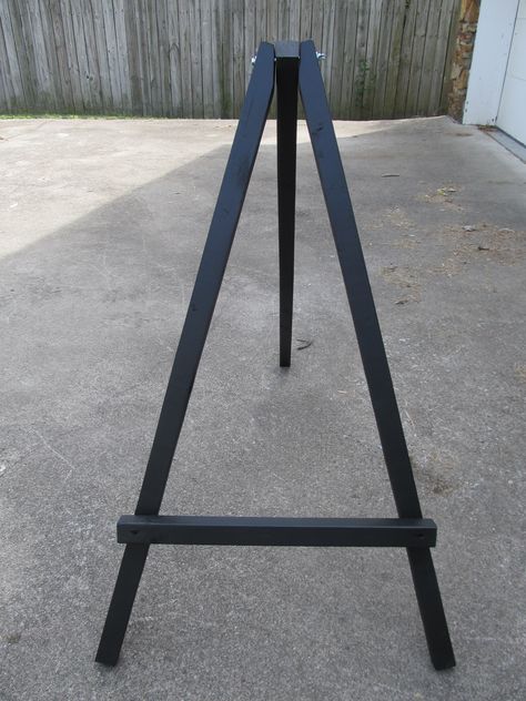 How to make a diy easel for displaying chalkboards or artwork. Works great to display large items at craft shows too. Plastic Dresser, Diy Easel, Floor Easel, Diy Storage Rack, Wedding Mirror, Wood Easel, Diy Display, Display Easel, Picture Stand