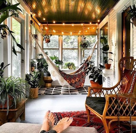 Bohemian Sunroom, Bohemian Porch, Indoor Porch, Bohemian Style Home, Hiasan Bilik Tidur, Sunroom Decorating, Sunroom Designs, Sunroom Ideas, Diy Outdoor Decor