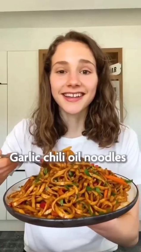 Food To Make When Bored, Chili Oil Noodles Recipe, Garlic Chili Oil Noodles, Chilli Noodles, Chili Oil Noodles, Garlic Chili Oil, Chipotle Pasta, Oil Noodles, Ramen Recipes Easy