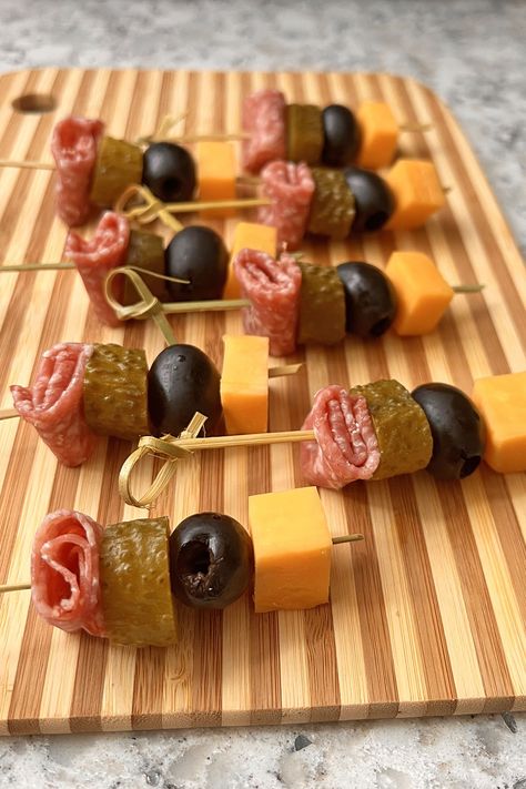 Olive, Cheese and Salami Skewers Cheese And Olive Skewers, Sausage Cheese Pickle Skewers, Salami Finger Food, Salty Tea Party Snacks, Simple Finger Foods For Party, Finger Food Ideas For Parties Simple, Charcuterie On A Stick, Pickle Skewers, Tooth Pick Appetizers