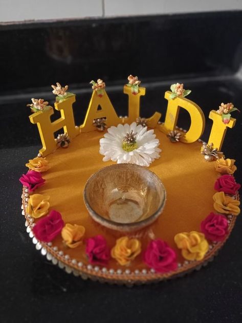 Haldi Tray Decoration Ideas Pakistani, Haldi Designs Decor, Haldi Decoration Thali, Kankotri Function Decoration Ideas, Haldi Ceremony Thali Decoration, Diy Haldi Plate, Haldi Plate Decoration Ideas Indian, Haldi Mehendi Platter, Haldi Ceremony Plate Decorations