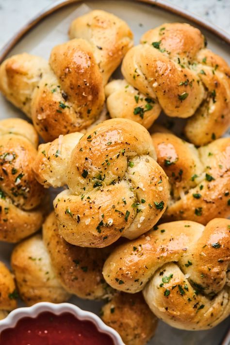 Easy Homemade Garlic Knots | Olive & Mango Garlic Twist Bread, Homemade Garlic Knots, Garlic Knots Recipe, Homemade Garlic Bread, Crescent Recipes, Garlic Knots, Easy Homemade Pizza, Homemade Dough, Bread Making