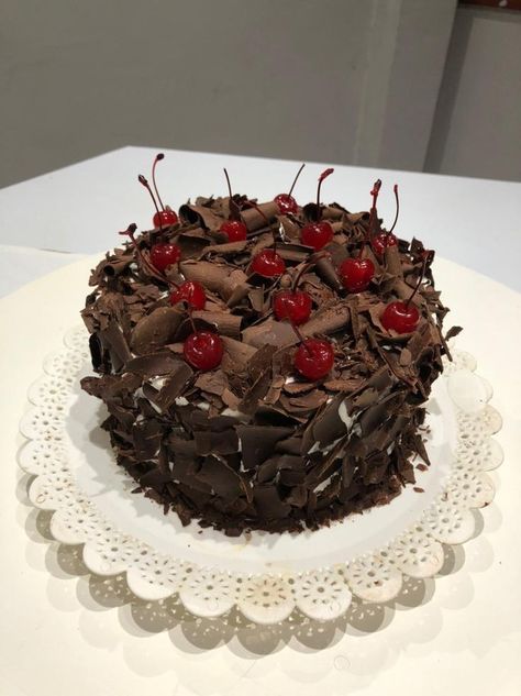 Black Forest Cake Aesthetic, Bday Cake Chocolate, Aesthetic Chocolate Cake, Black Chocolate Cake, Chocolate Cake Aesthetic, Donat Glaze, Cake Cherry, Vintage Birthday Cakes, Chocolate Cake Designs