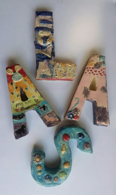 Ceramic Letters Ideas, 2nd Grade Clay Projects, Kids Ceramics Projects, Clay Lesson Plans, Name Sculpture, Letter Sculpture, Clay Letters, Middle School Art Project, Ceramic Letters