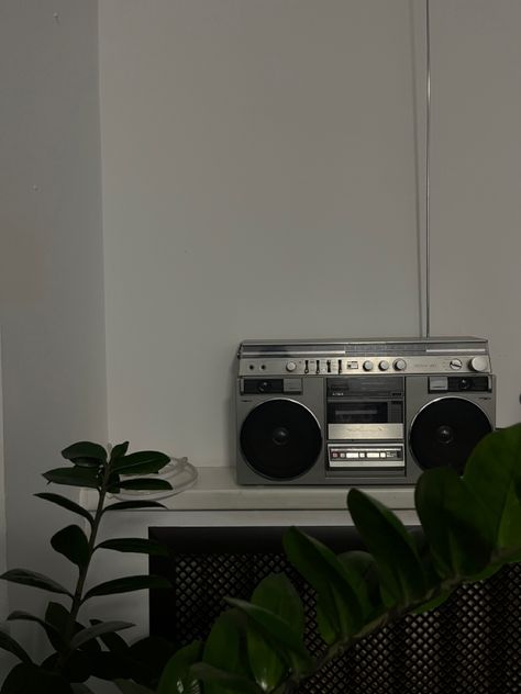 Lockscreens Aesthetic Vintage, On Air Radio, Wallpaper Aesthetic Vintage, Radio Record Player, Retro Instagram, Love Radio, To Be In Love, Grunge Pictures, Radio Playlist