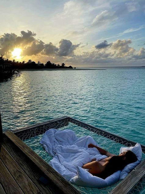 Aesthetic Honeymoon Places, Maldives Aesthetic Photos, The Maldives Honeymoon, Maldives Honeymoon Aesthetic, Honeymoon Asthetic, Couples In Maldives, Maldives Aesthetic Sunset, Luxury Beach Aesthetic, Maldives Aesthetic Couple