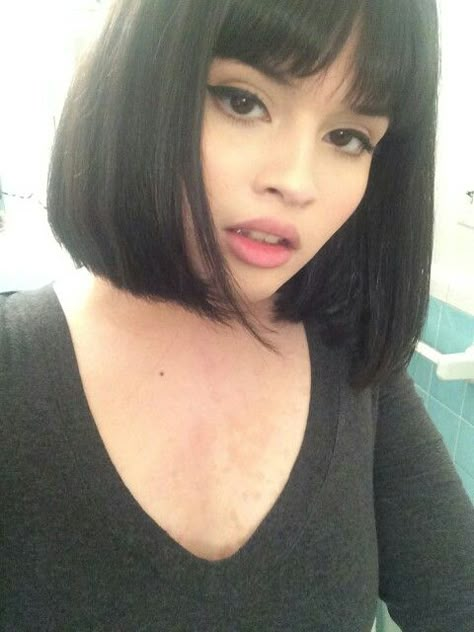 Bangs Sharp Bob With Bangs, Short Hair With Straight Bangs, Black Bob With Fringe, Mini Bangs Short Hair, Straight Bob Haircut With Bangs, 90s Bob With Bangs, Bangstyle Hair Short, Black Bob With Bangs, Bob With Layers And Bangs