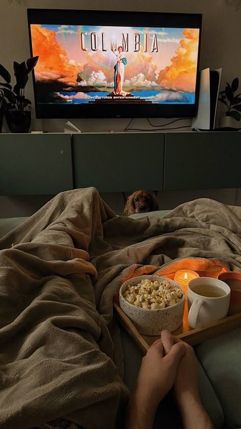 food and cinema Couples Movie Night, Surfergirl Style, Movie Night Gift, Dream Dates, Romantic Date Night Ideas, Fall Dates, At Home Date, Cute Date Ideas, Date Idea