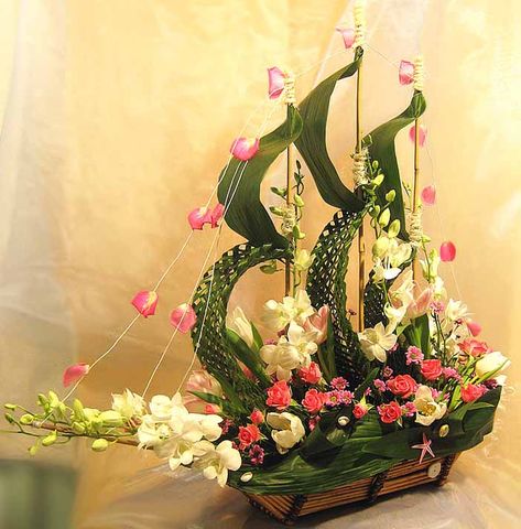 Un barco de flores. Orange Things, Unique Floral Arrangements, Flower Arrangement Designs, Unique Flower Arrangements, Floral Art Design, Church Flower Arrangements, Creative Flower Arrangements, Flower Arrangements Simple, Church Flowers