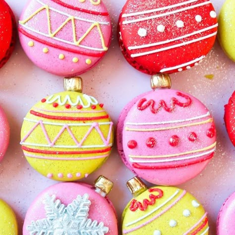 Macaroon Ornaments, Macaron Decoration, How To Make Macaroons, Christmas Macarons, Xmas Cookie, Christmas Felt Ornaments, Cookie Brownie, Green And Burgundy, Macaron Cookies