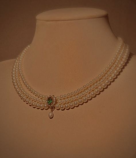 White Pearls Jewelry, Three Layer Pearl Necklace, White Pearl Necklace Indian Gold, Old Pearl Necklace, Wedding Choker Necklace Bridal, Green And White Necklace, Pearl Emerald Necklace, Pearl And Emerald Necklace, Emerald And Pearl Necklace