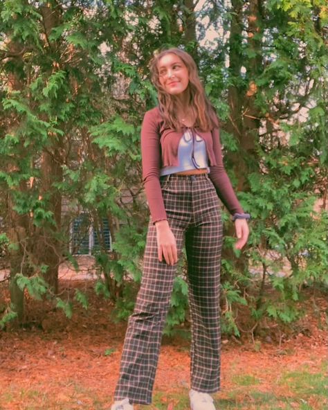 Plaid Pants Brown Outfit, Plaid Flare Pants Outfit, Black Plaid Pants Outfit, Journalist Aesthetic Outfit, Brown Plaid Pants Outfit, Brown Plaid Pants, Plaid Pants Outfit, Poses Photoshoot, Dumping Ground