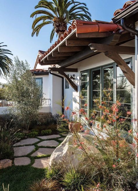 Neutral in Santa Barbara Spanish Colonial Kitchen Santa Barbara, Santa Barbara Interiors, Santa Barbara Homes Exterior, Santa Barbara Kitchen, Santa Barbara Style Interiors, Santa Barbara Style Homes, Style Hacienda, What Is Interior Design, Exterior Elevation