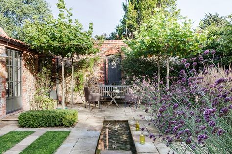 From country cottage gardens to grand estates, be inspired by these quintessentially English garden designs Traditional Garden Design, Italian Courtyard, Country Cottage Garden, English Garden Design, Small Courtyard Gardens, Courtyard Gardens Design, Garden Wallpaper, Walled Garden, Landscape Design Plans