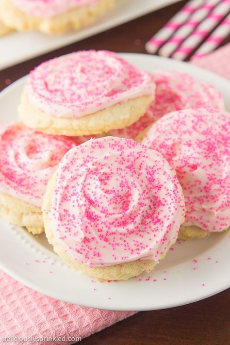 The best frosted sugar cookie recipe with buttercream frosting. Recipe by deliciouslysprinkled.com Sugar Cookie Frosting Recipe, Blondies Cookies, Cookie Frosting Recipe, Frosted Sugar Cookies, Pink Sprinkles, Pink Sweets, Pastel Cupcakes, Best Sugar Cookie Recipe, Sugar Frosting