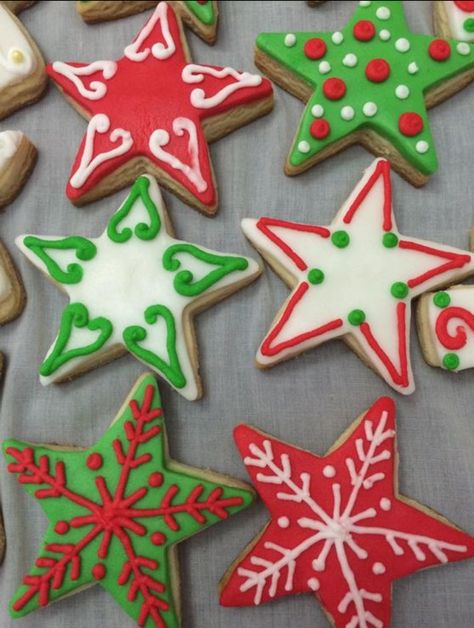 Cute Sugar Cookies Designs Christmas, Star Royal Icing Cookies Christmas, Star Christmas Cookies Royal Icing, Decorating Star Cookies, Star Sugar Cookies Decorated Christmas, Decorated Star Cookies, Star Cookies Royal Icing, Easy Christmas Sugar Cookie Designs, Christmas Star Sugar Cookies