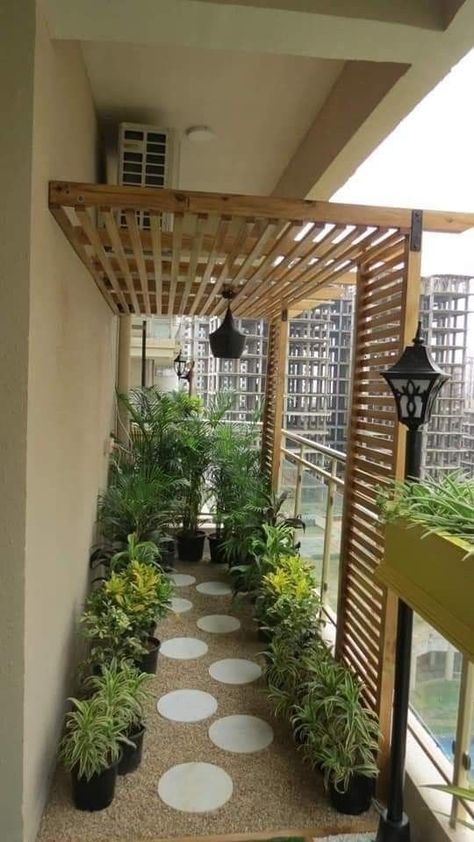 Large Pavers Backyard, Fence Design Wood, Fence Landscaping Border Backyard Ideas, Deck Privacy Panels, Zeroscaping Backyard, Cute Backyard, Privacy Planter, Large Pavers, Beautiful Balcony