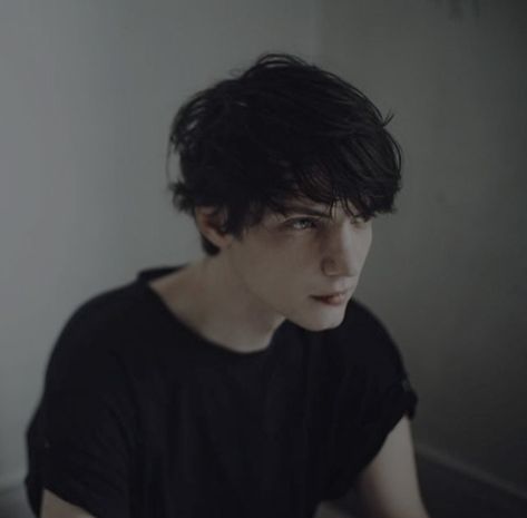 dark hair boy tumblr aesthetic Messy Hair Boy, Guys With Black Hair, Black Hair Boy, Black Hair Aesthetic, Dark Artifices, The Dark Artifices, Model Street Style, Short Black Hairstyles, Face Reference