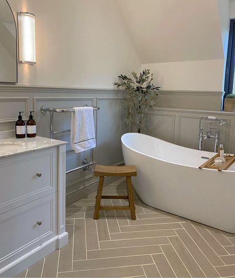 Bathroom Mountain, Bathroom Cottage, Traditional Modern Bathroom, Main Bathroom Ideas, Bathroom Paneling, Beautiful Bathroom Designs, Loft Bathroom, Victorian Bathroom, Cottage Bathroom