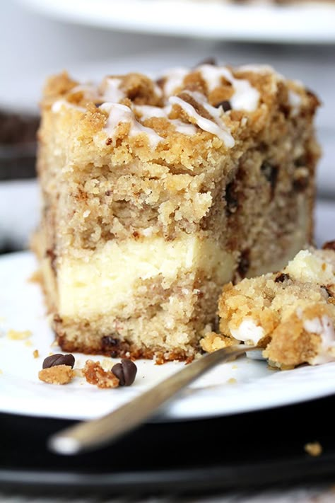 Banana Crumb Cake Recipes, Banana Cream Cheese Coffee Cake, Banana Bread Crumb Cake Recipe, Banana Cream Cheese Crumb Cake, Banana Crumble Coffee Cake, Banana Bread Cheesecake, Banana Bread Crumb Cake 12 Tomatoes, Cheesecake Banana Bread, Cheesecake Banana