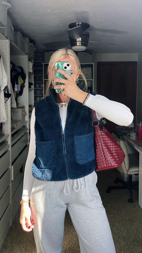 Lily Mags (@lily.magss) • Instagram photos and videos Sweata Weatha, Thrifting Inspiration, Salon Outfits, 2025 Outfit, Weather Outfits, Clothes Board, Hiking Outfits, Closet Update, Wardrobe Goals