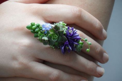 Corsage Ring, Ring Corsage, Wearable Flowers, Corsage Flowers, Corsage Ideas, Prom Corsages, Fresh Flower Jewelry, Prom Corsage, Wedding Corsage