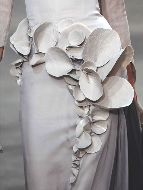 pure white: fashion inspiration and decorative elements | Fashion + Photography | Photo: anca gray @ tumblr | Denim Jacket Diy, Sculptural Fashion, Mode Tips, Iris Van Herpen, Stephane Rolland, Body Adornment, Couture Details, Textiles Fashion, Art Dress