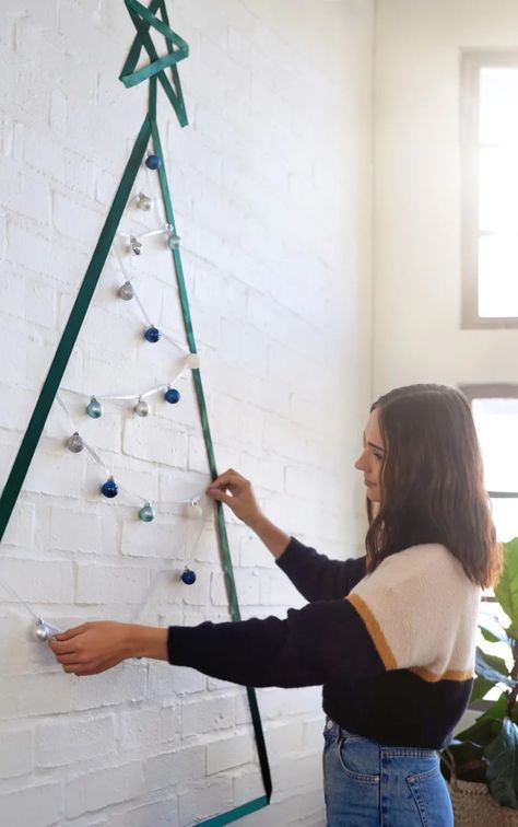 Christmas Family Photo Shoot, Small Christmas Tree Ideas, Simple Christmas Decor Ideas, Christmas Tree Window, Whimsical Christmas Decor, Christmas Tree Forest, Driftwood Christmas Tree, Big Christmas Tree, Wall Christmas Tree