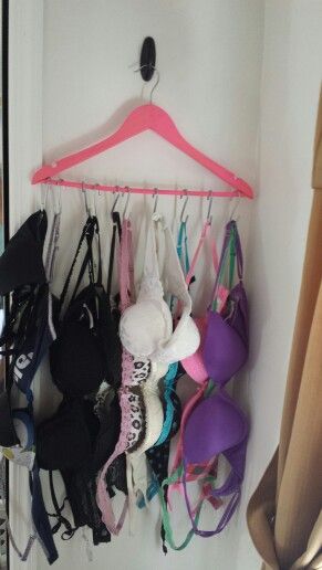 DIY- Bra Organizer-->literally just made this using a hanger and Christmas ornament hooks, took 5min =) Diy Bra Organization, Organiser Son Dressing, Bra Organization, Bra Storage, Diy Hooks, Craft Storage Organization, Diy Bra, Kitchen Organization Diy, Closet Organization Diy