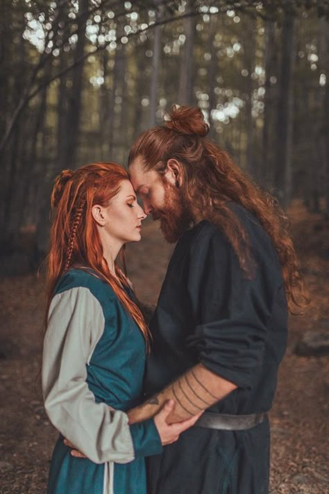 Viking love redheads Viking Aesthetic, Viking Men, Viking Wedding, Viking Hair, Fantasy Couples, Medieval Clothing, Viking Style, Viking Warrior, Pose References