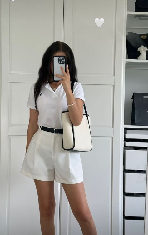 #fashion trend A Line Shorts Outfit, White Shorts Outfit, Chique Outfit, Old Money Outfit, Outfit Short, Chique Outfits, Old Money Outfits, White Purse, All White Outfit