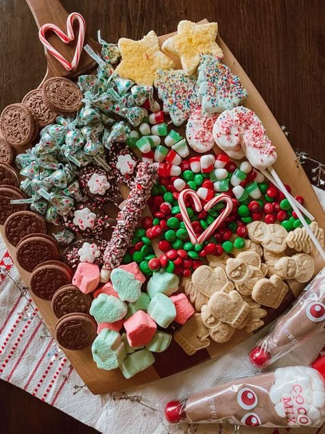 Ashley Anne Christmas Baking Platter Ideas, Charcuterie Board Dessert Christmas, Christmas Cookie And Candy Charcuterie Board, Christmas Charcuterie Board Sweets, Dessert Tray Christmas, Sweet Christmas Charcuterie Board, Dessert Christmas Charcuterie Board Ideas, Christmas Board Ideas Food, Cookie Board Christmas