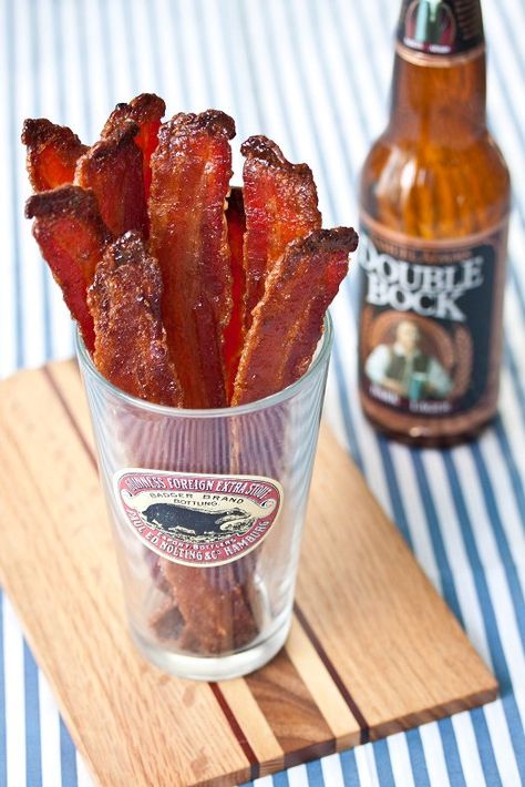 Beer-Candied Bacon: just bacon, brown sugar & beer. Great Superbowl appetizer. Beer Bacon, Candied Bacon, Beer Tasting, Think Food, Buffalo Wings, Super Bowl Party, Snacks Für Party, Football Food, Bacon Recipes