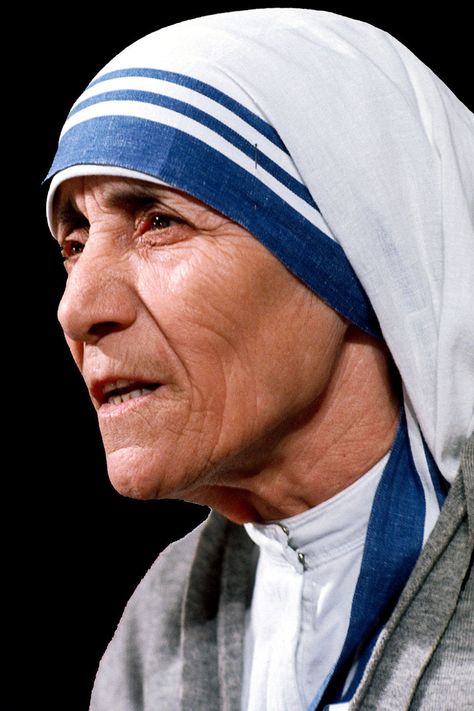 Mother Teresa - GoodHousekeeping.com Mother Teresa Pictures, Famous People In History, Business Woman Quotes, Mother Teresa Quotes, Robert Frank, Saint Teresa, History People, Influential Women, History For Kids