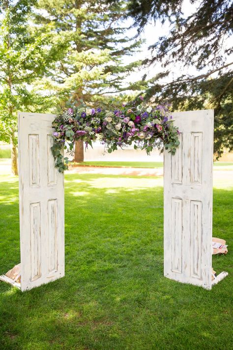 Door Wedding Decor, Outdoor Wedding Doors, Old Doors Wedding, Rustic Wedding Backdrops, Wedding Doors, Wedding Entrance, Outside Wedding, Fairy Wedding, Rustic Doors