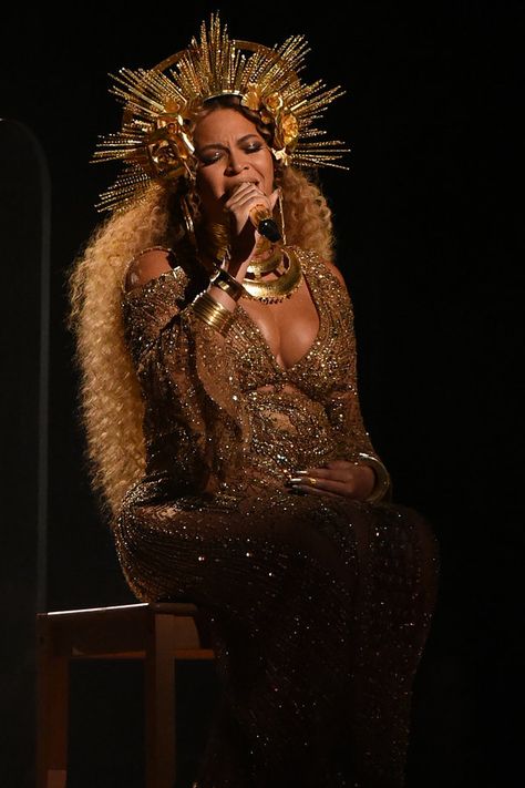 Beyonce  - The Most Epic Photos From Beyonce's Golden GRAMMYs Performance Beyonce Pregnant, Grammys Performance, Beyonce Sasha Fierce, Lighter Skin, Beyonce Queen, Epic Photos, Queen Beyonce, Sasha Fierce, Blue Ivy