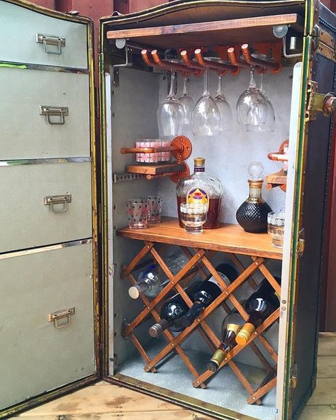 Steamer Trunk Bar Diy, Steamer Trunk Upcycle, Old Trunk Ideas Repurposed Diy, Steamer Trunks Ideas Repurposed, Repurposed Trunk Ideas, Repurposed Steamer Trunk, Repurpose Old Trunk, Vintage Trunk Ideas, Vintage Steamer Trunk Makeover