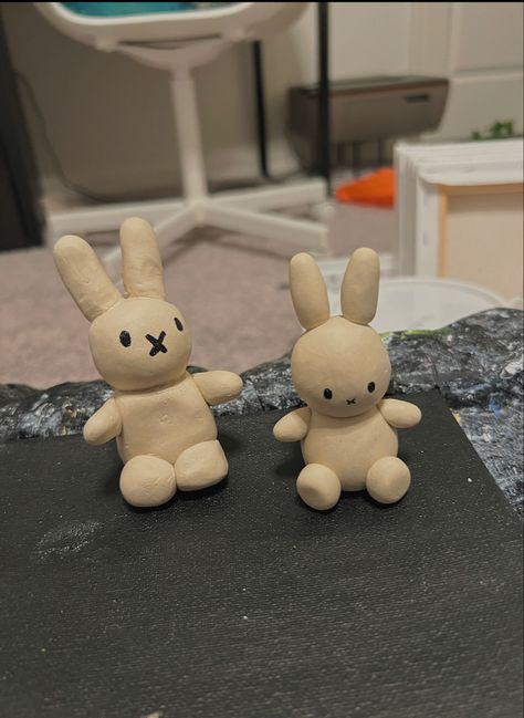 Clay Art Rabbit, Clay Crafts Bunny, Fluffy Clay Ideas, Lil Clay Figures, Clay Bunny Easy, Easy Sculpting Ideas, Miffy Clay Art, Clay Miniatures Diy Tutorials, Easy Clay Crafts Air Dry